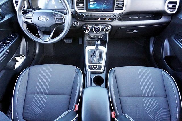 Certified 2025 Hyundai Venue Limited FWD image 20