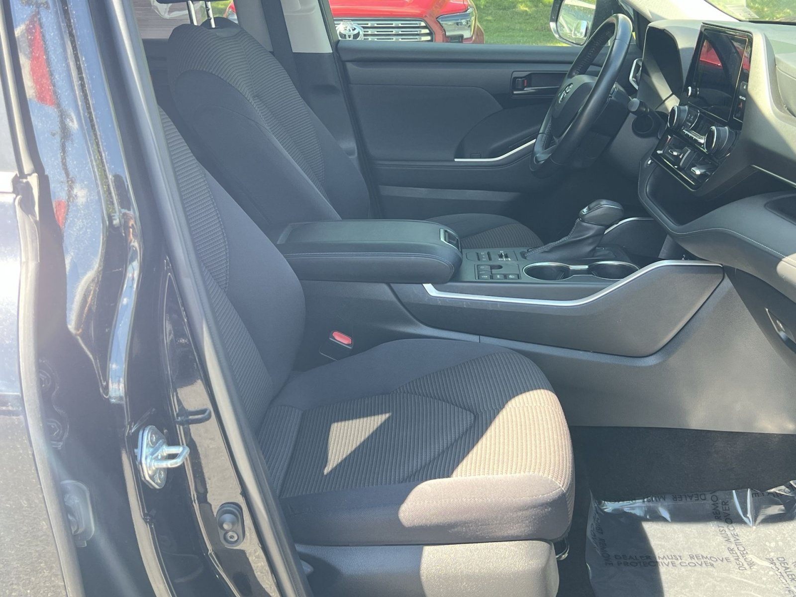 Used 2023 Toyota Highlander LE AWD/4WD image 29