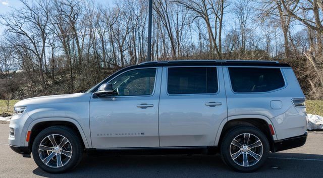 Used 2023 Jeep Grand Wagoneer 4WD w/ Flexible Seating Group image 9