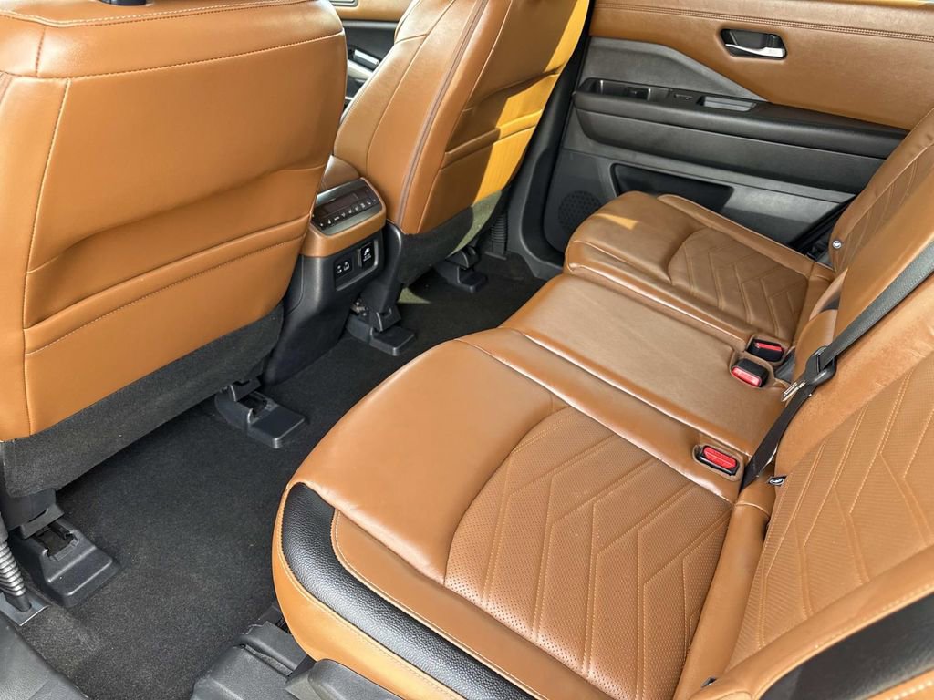 Used 2023 Nissan Pathfinder Platinum w/ Cargo Package image 16