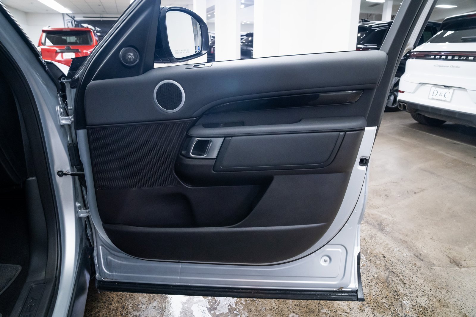 Used 2018 Land Rover Discovery SE image 23