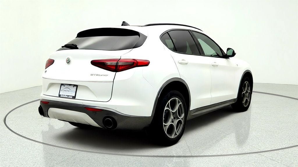 Used 2023 Alfa Romeo Stelvio Ti AWD/4WD image 5
