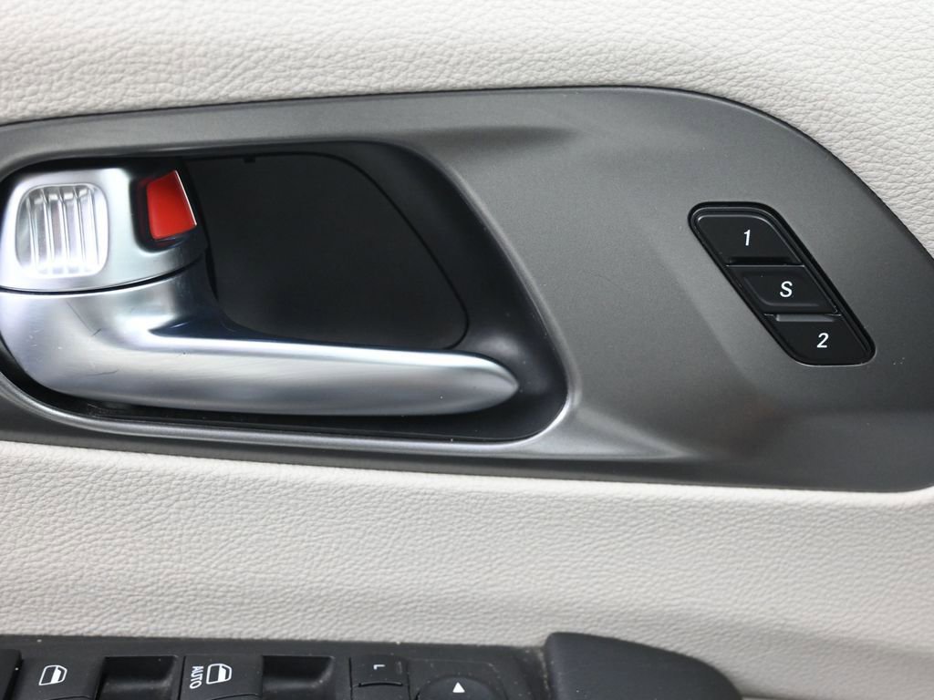 Used 2023 Chrysler Pacifica Touring-L image 23