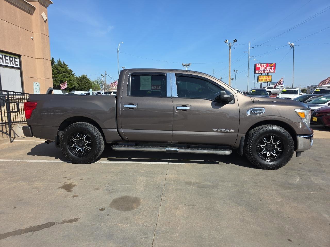 Used 2017 Nissan Titan SV image 4