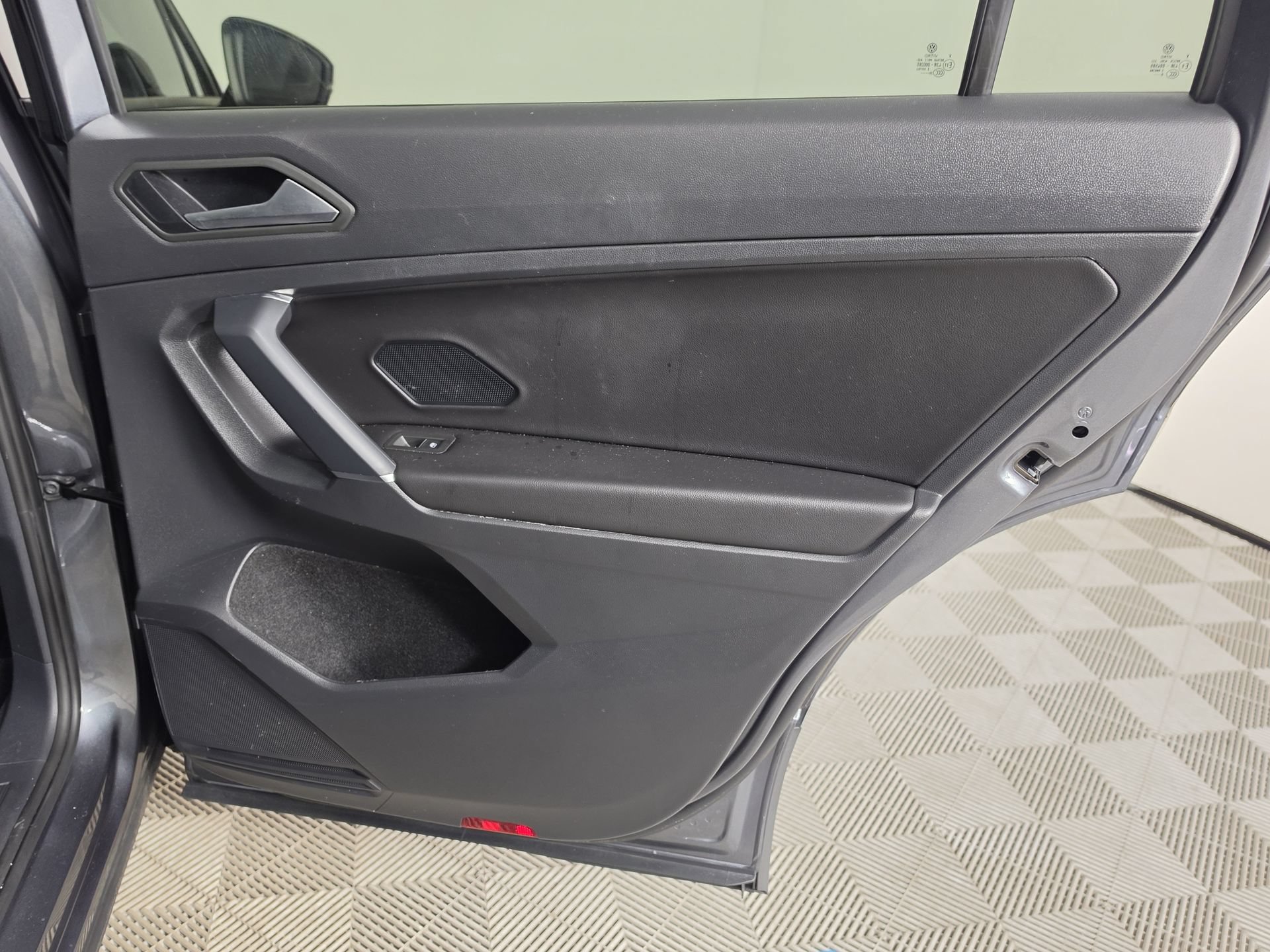 Used 2020 Volkswagen Tiguan SE R-Line FWD image 27