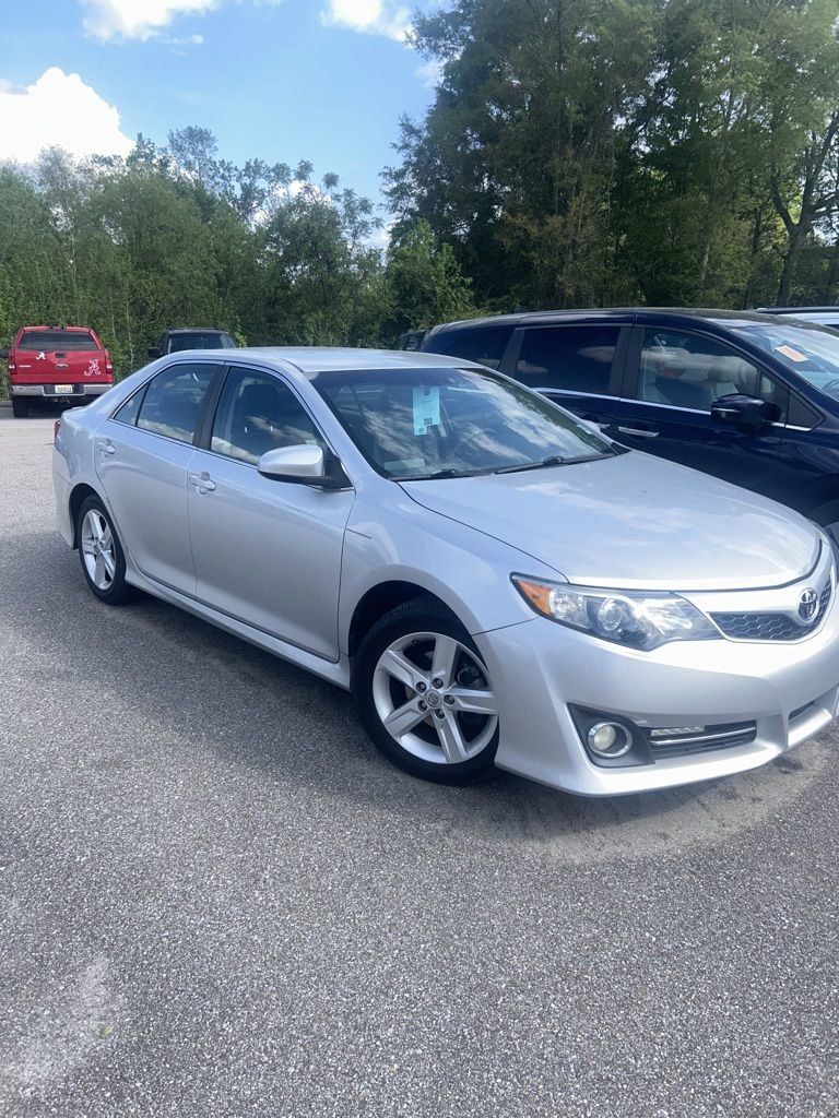 Used 2014 Toyota Camry SE image 2