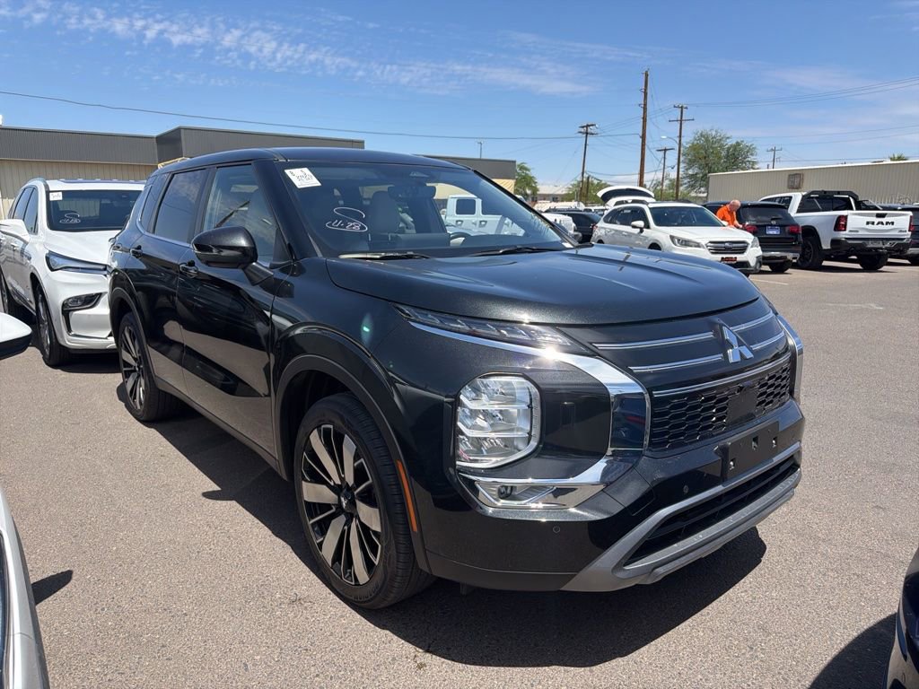 Used 2025 Mitsubishi Outlander SE AWD/4WD image 2