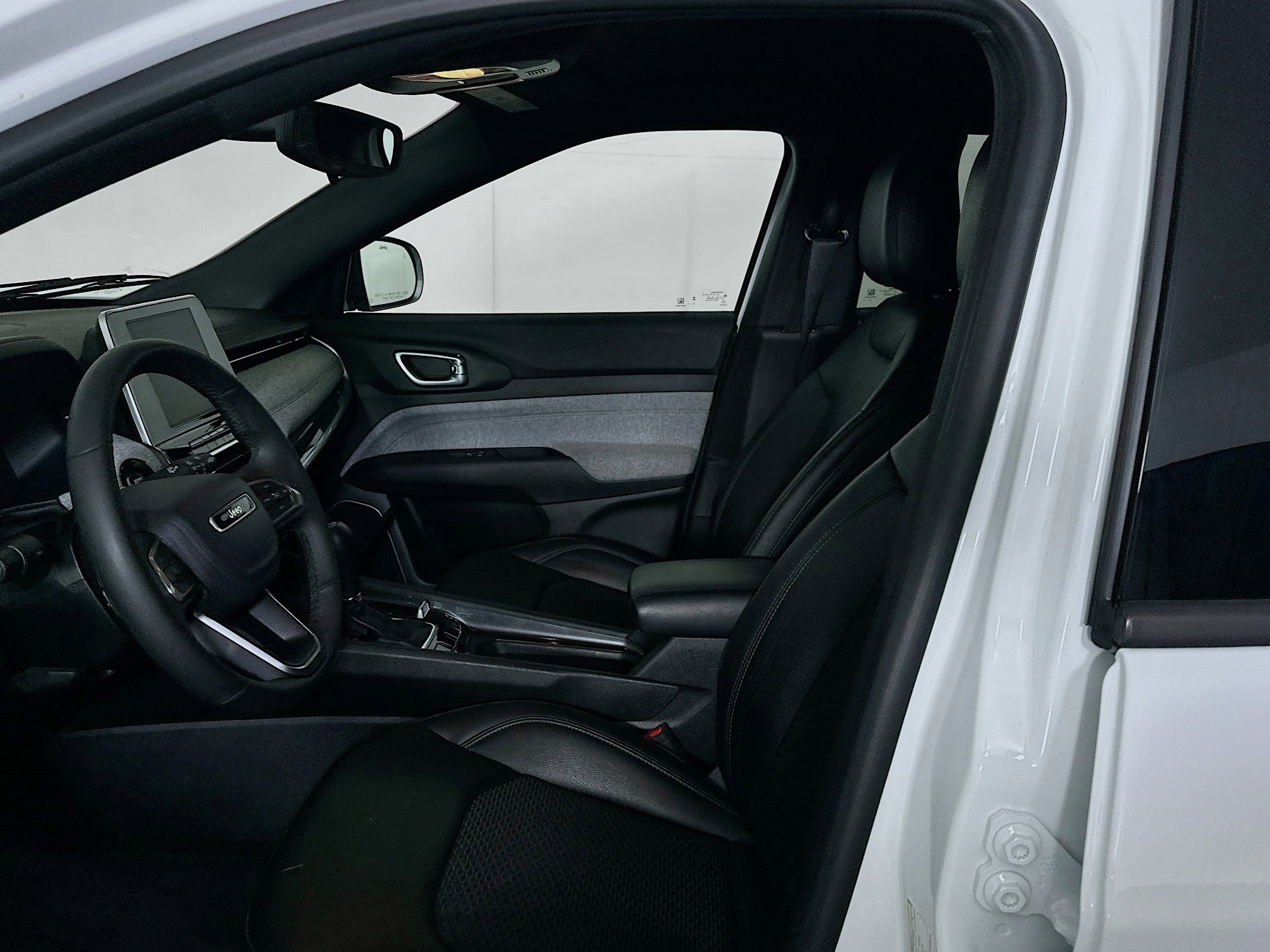 Used 2025 Jeep Compass Latitude image 13