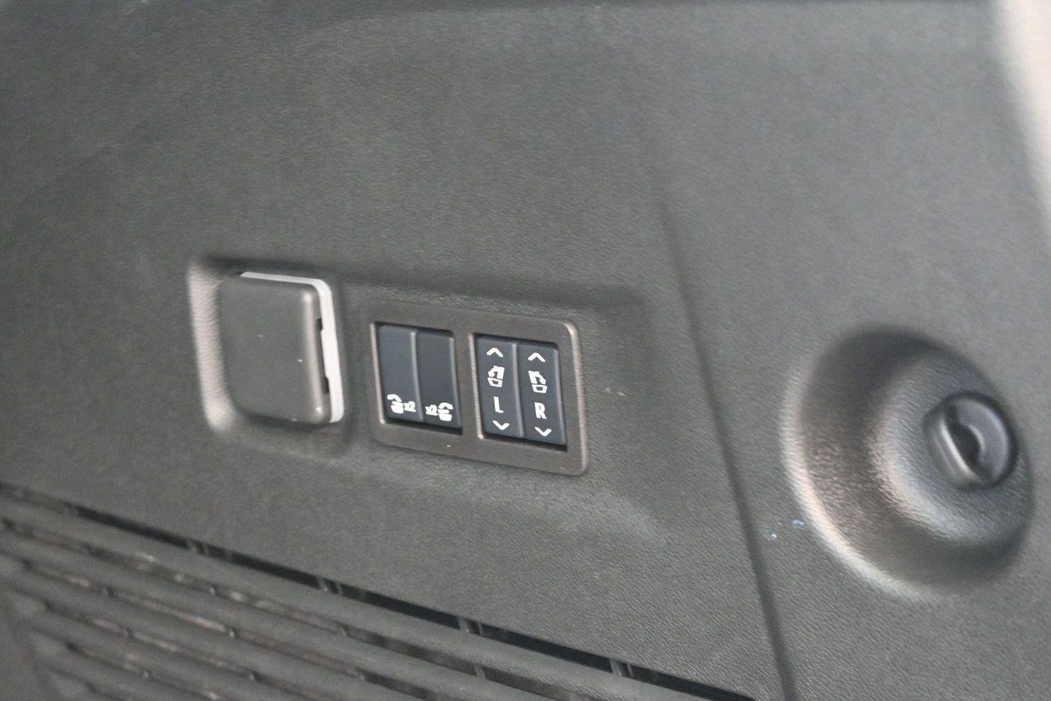 Used 2025 Chevrolet Suburban High Country AWD/4WD image 10