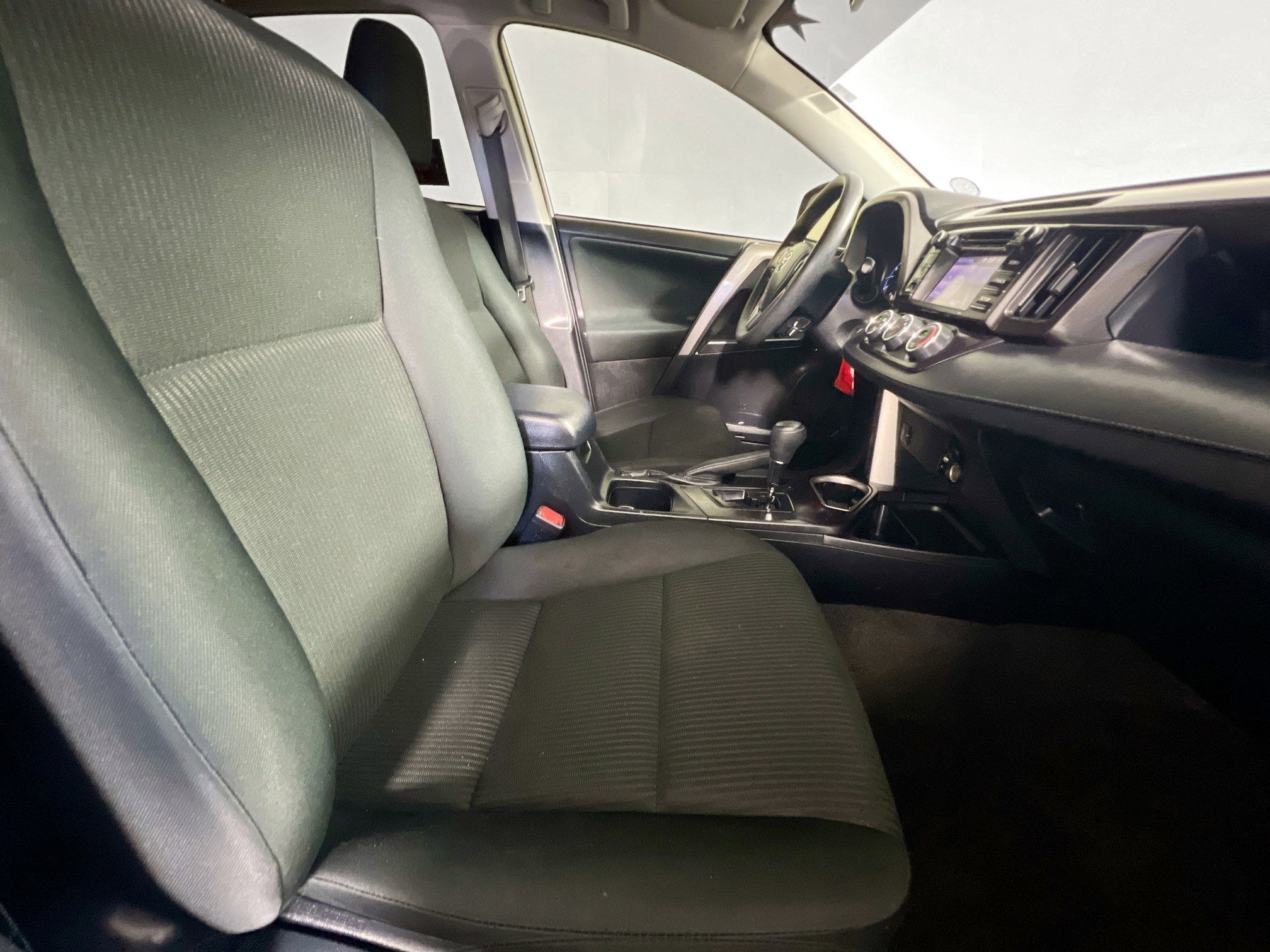 Used 2018 Toyota RAV4 LE image 28