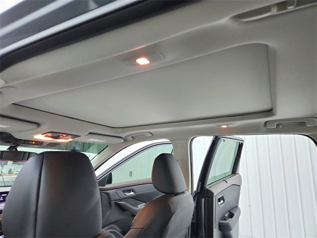 Used 2023 Nissan Rogue SV w/ SV Premium B Package image 22