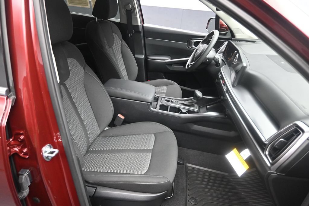 Used 2025 Kia Sorento LX FWD image 29