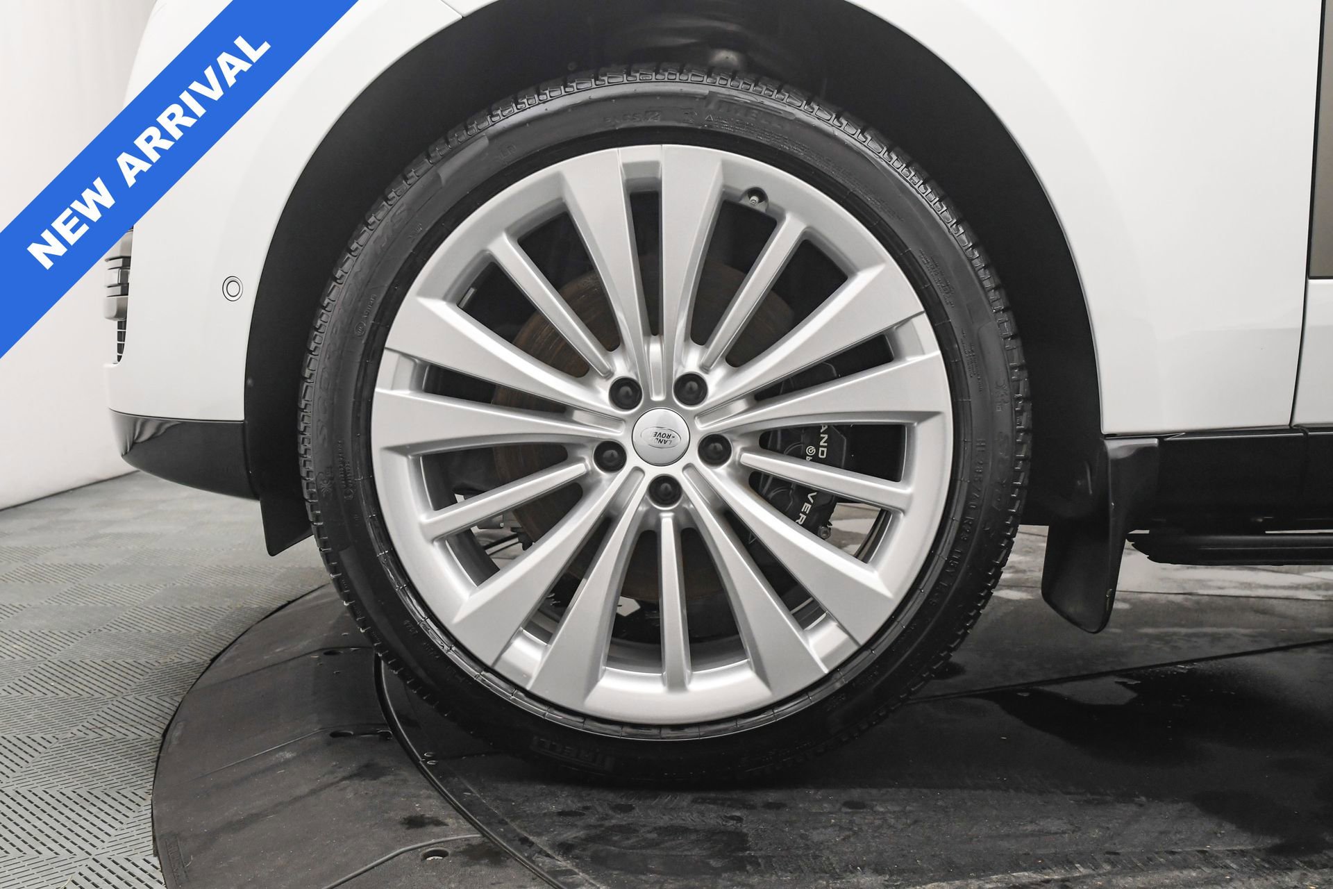 Used 2025 Land Rover Range Rover SE image 32