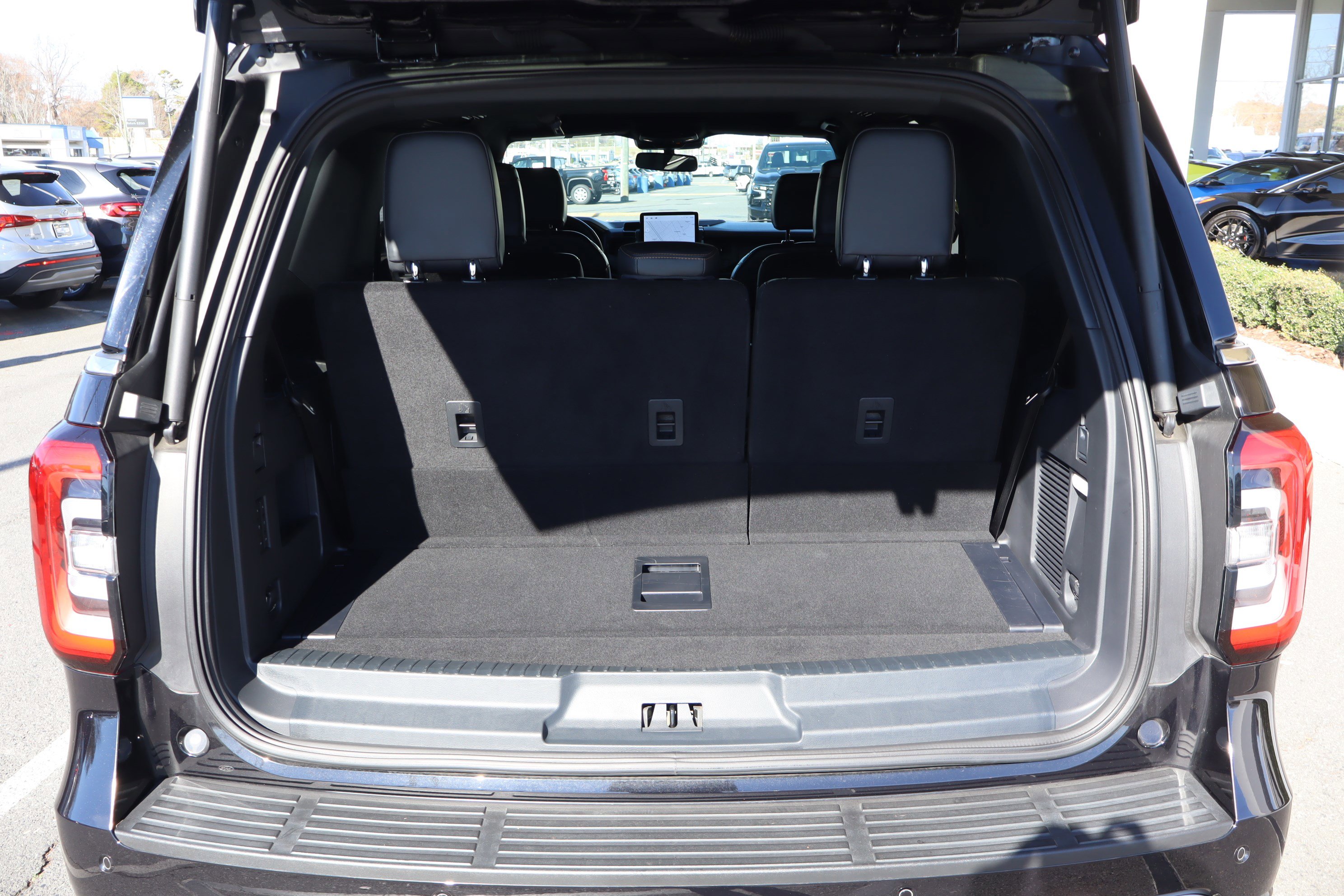 Used 2024 Ford Expedition Platinum image 37