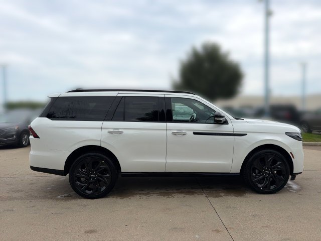 New 2027 Lincoln Navigator Reserve w/ Jet Appearance Package AWD/4WD image 4