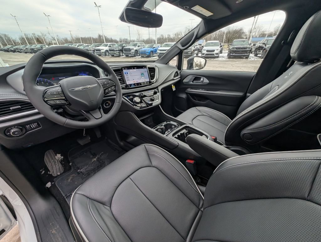 New 2026 Chrysler Pacifica Limited w/ S Appearance Package image 2