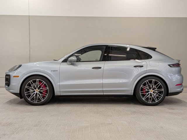 Used 2024 Porsche Cayenne Turbo image 2