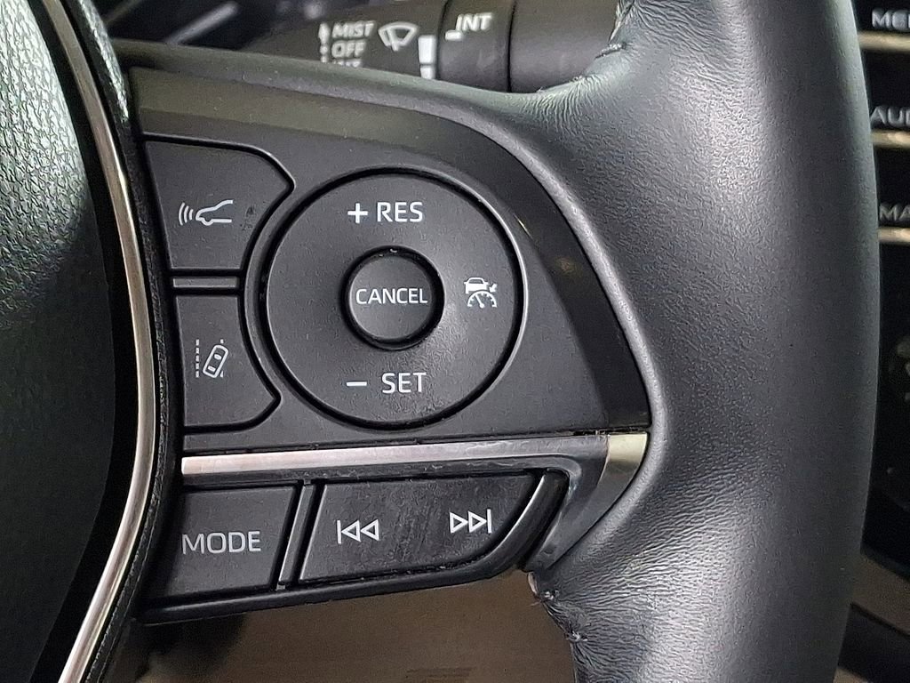 Used 2020 Toyota Camry XLE w/ Sunroof Package FWD image 23