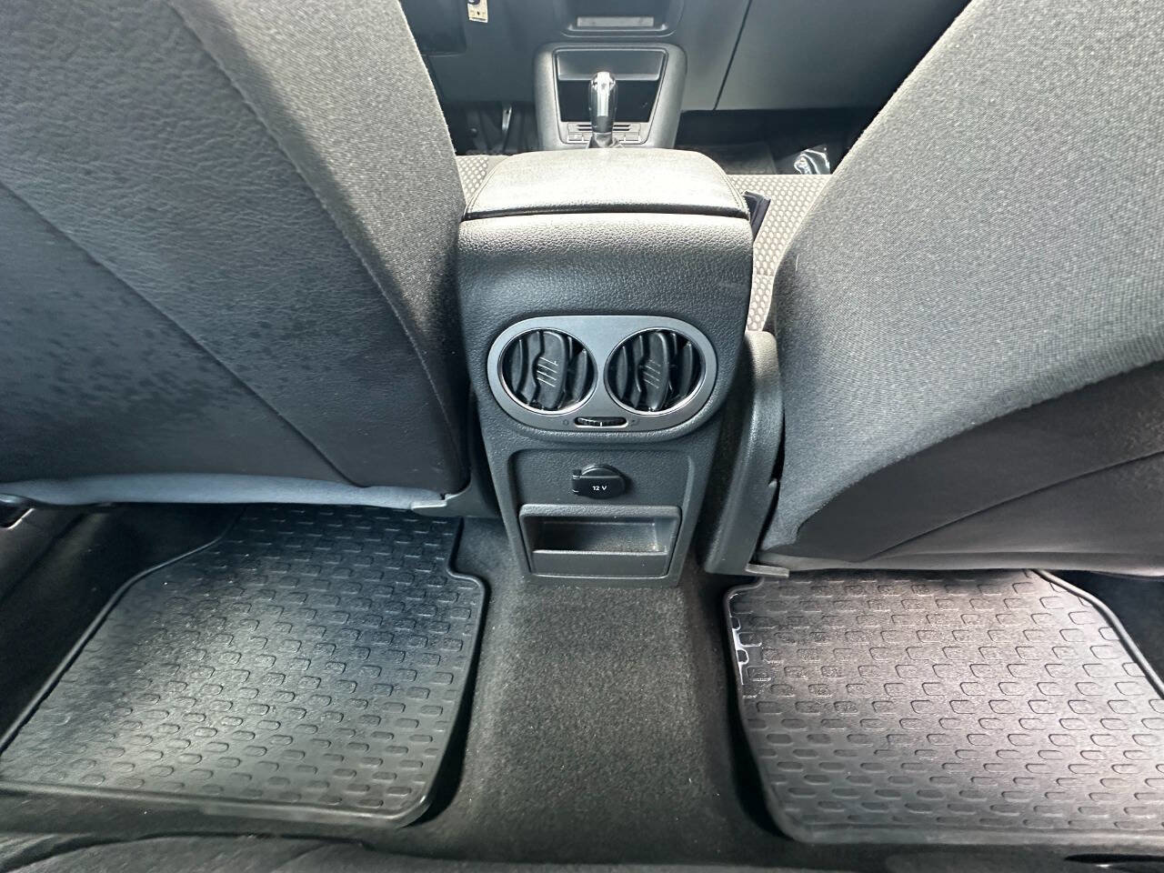 Used 2011 Volkswagen Tiguan SE image 23