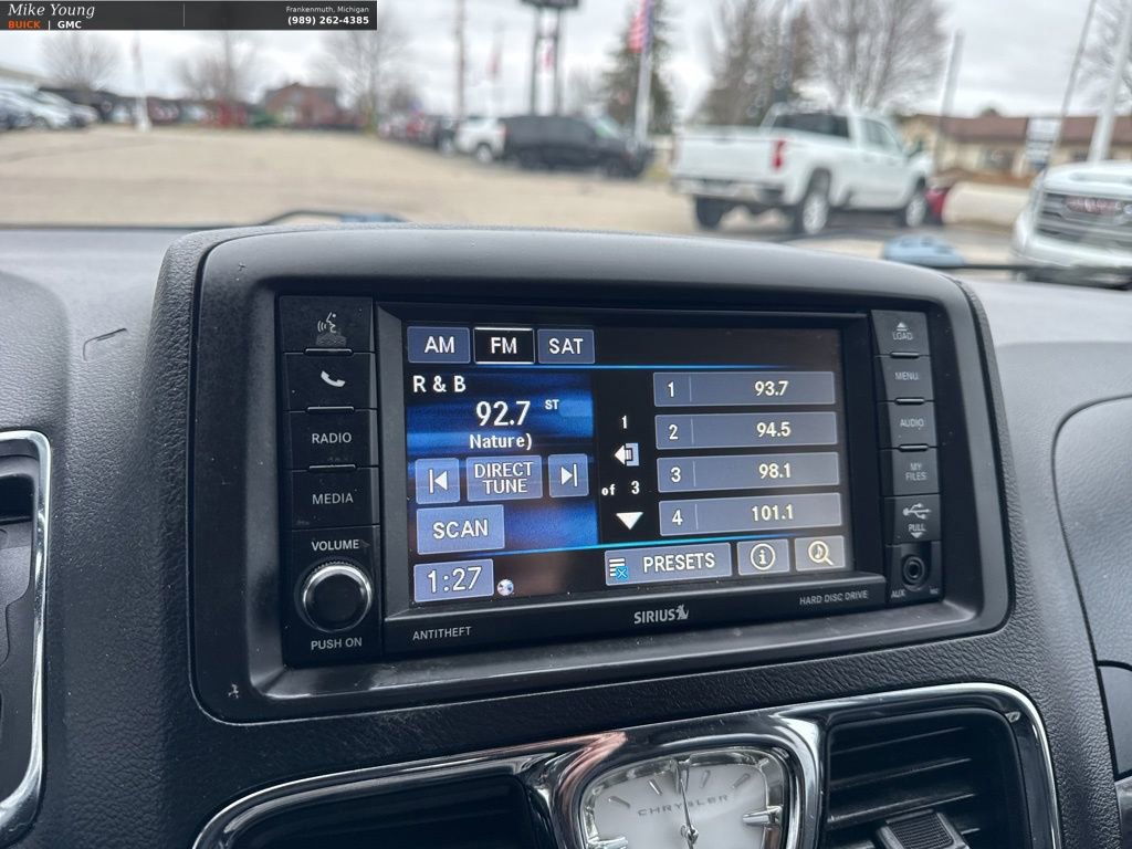 Used 2013 Chrysler Town & Country Touring image 21