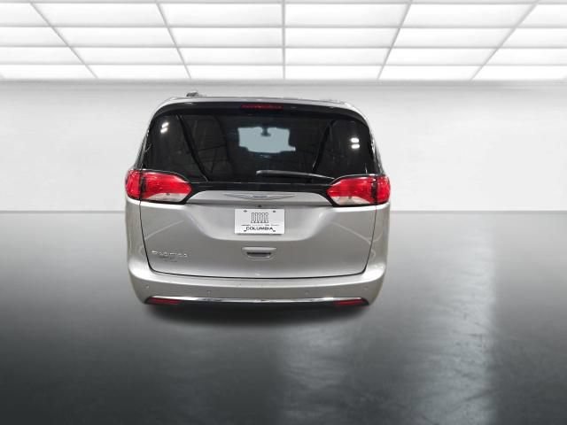 Used 2017 Chrysler Pacifica Touring-L FWD image 5