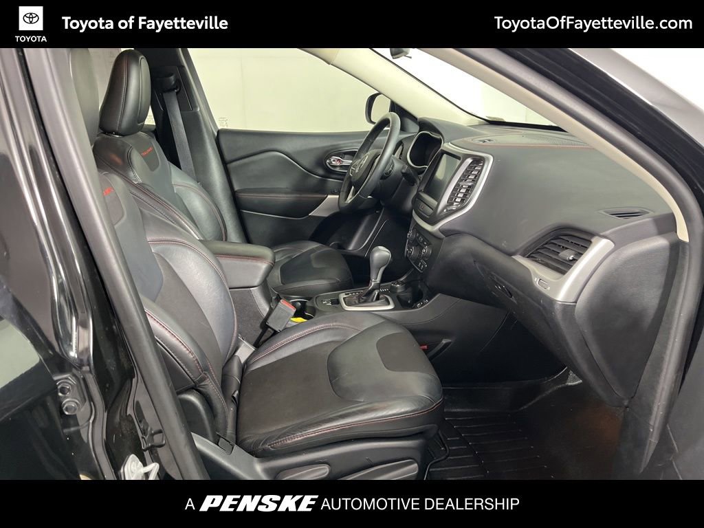 Used 2017 Jeep Cherokee Trailhawk image 6