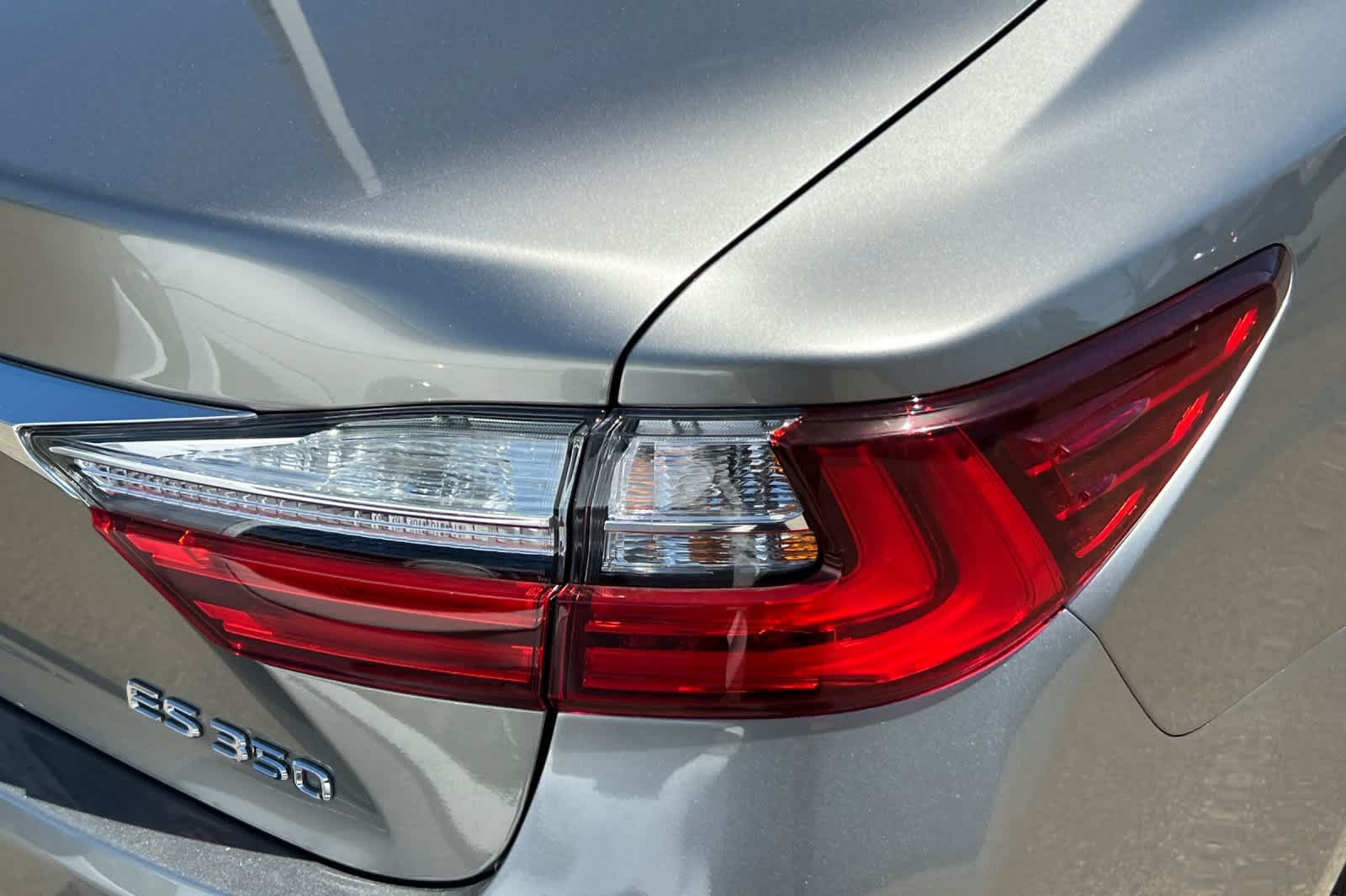 Used 2018 Lexus ES 350 w/ Luxury Package w/Wood Trim FWD image 18