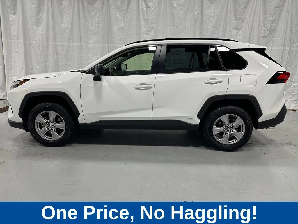 Used 2025 Toyota RAV4 LE AWD/4WD image 4