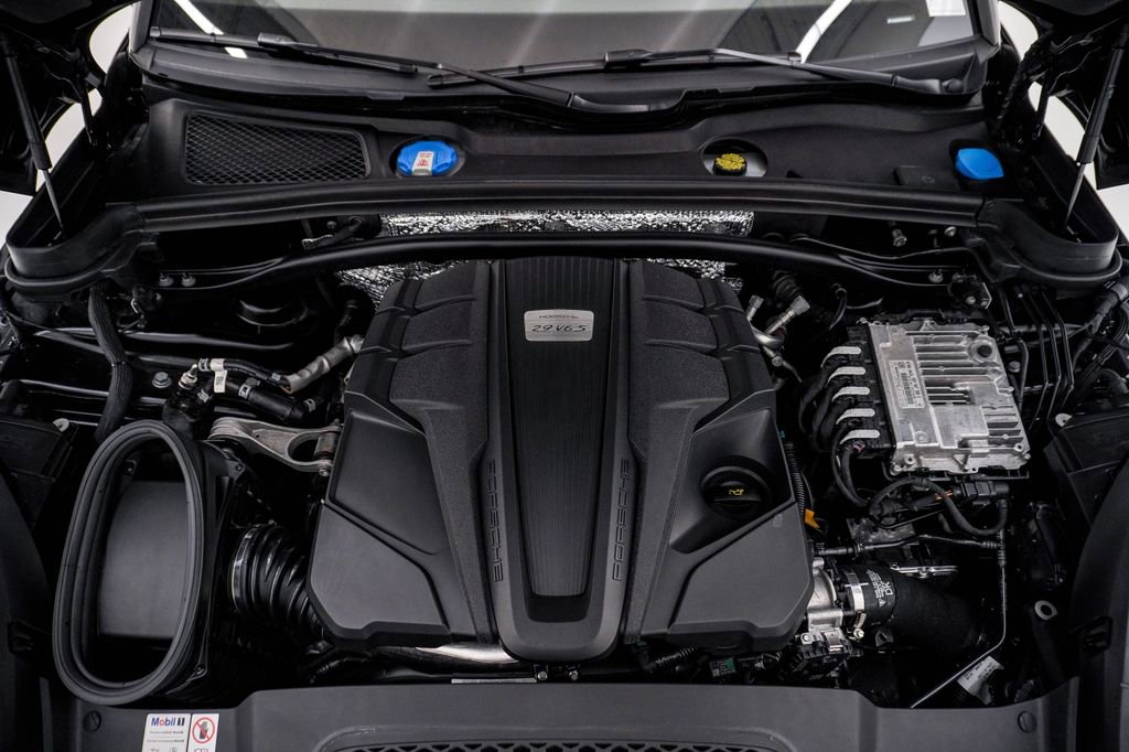 Certified 2024 Porsche Macan S AWD/4WD image 29