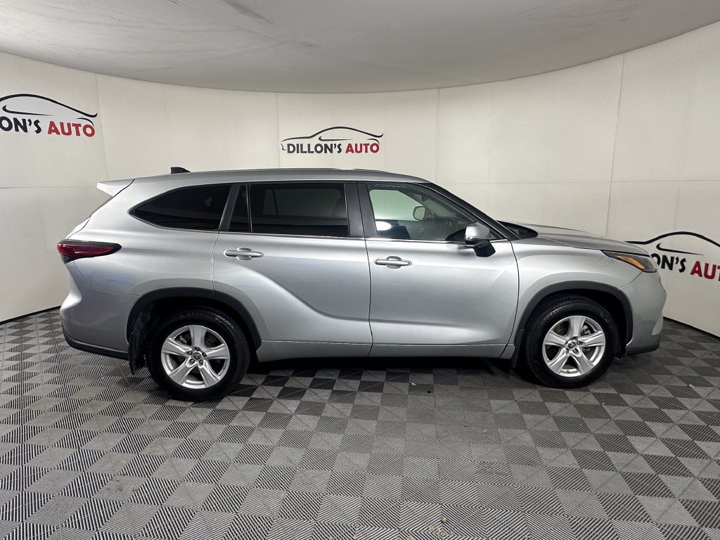 Used 2023 Toyota Highlander LE AWD/4WD image 9