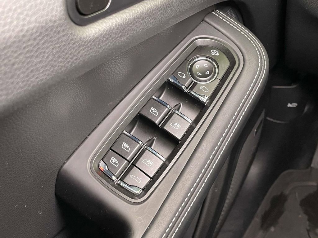 Certified 2025 Porsche Macan image 39