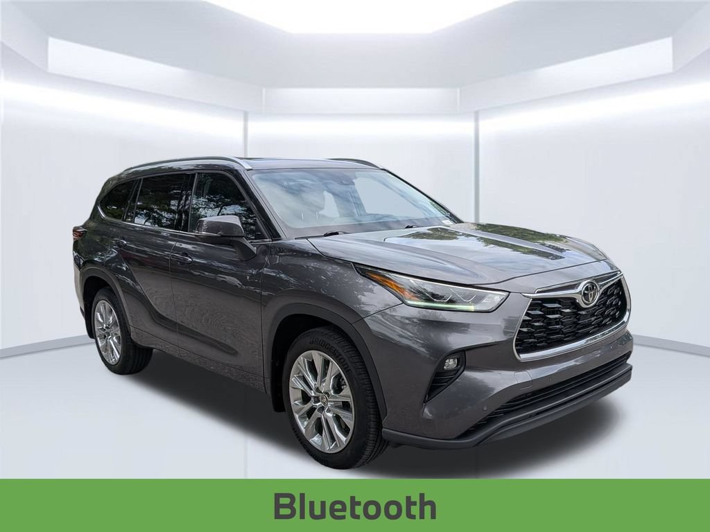 Used 2025 Toyota Highlander Limited FWD image 9