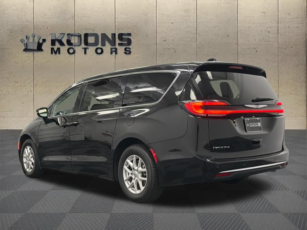 Used 2024 Chrysler Pacifica Touring-L FWD image 6
