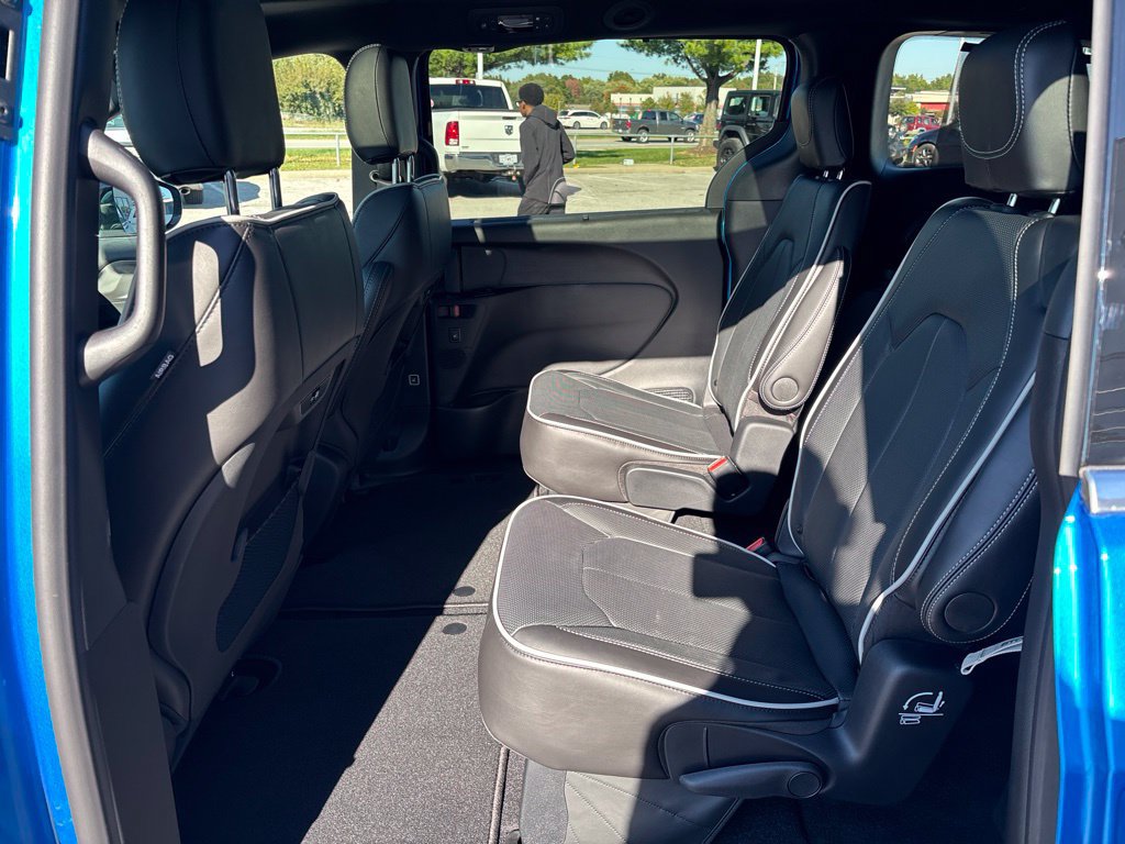 New 2027 Chrysler Pacifica Limited FWD image 17
