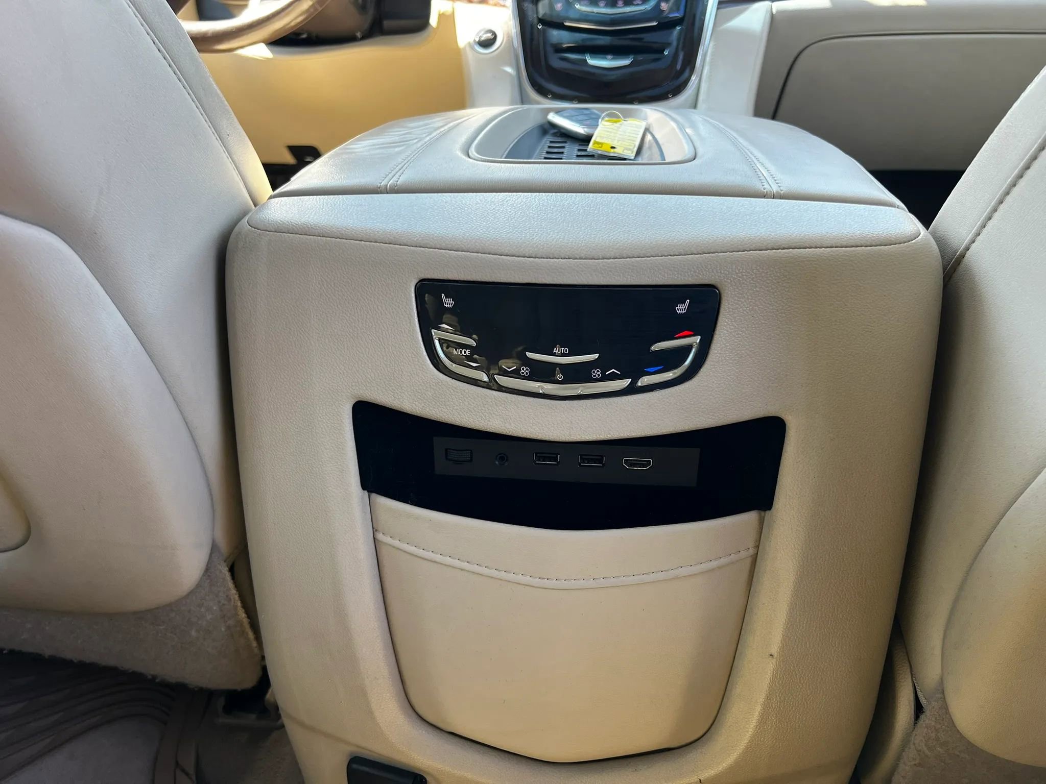 Used 2017 Cadillac Escalade Premium Luxury AWD/4WD image 25