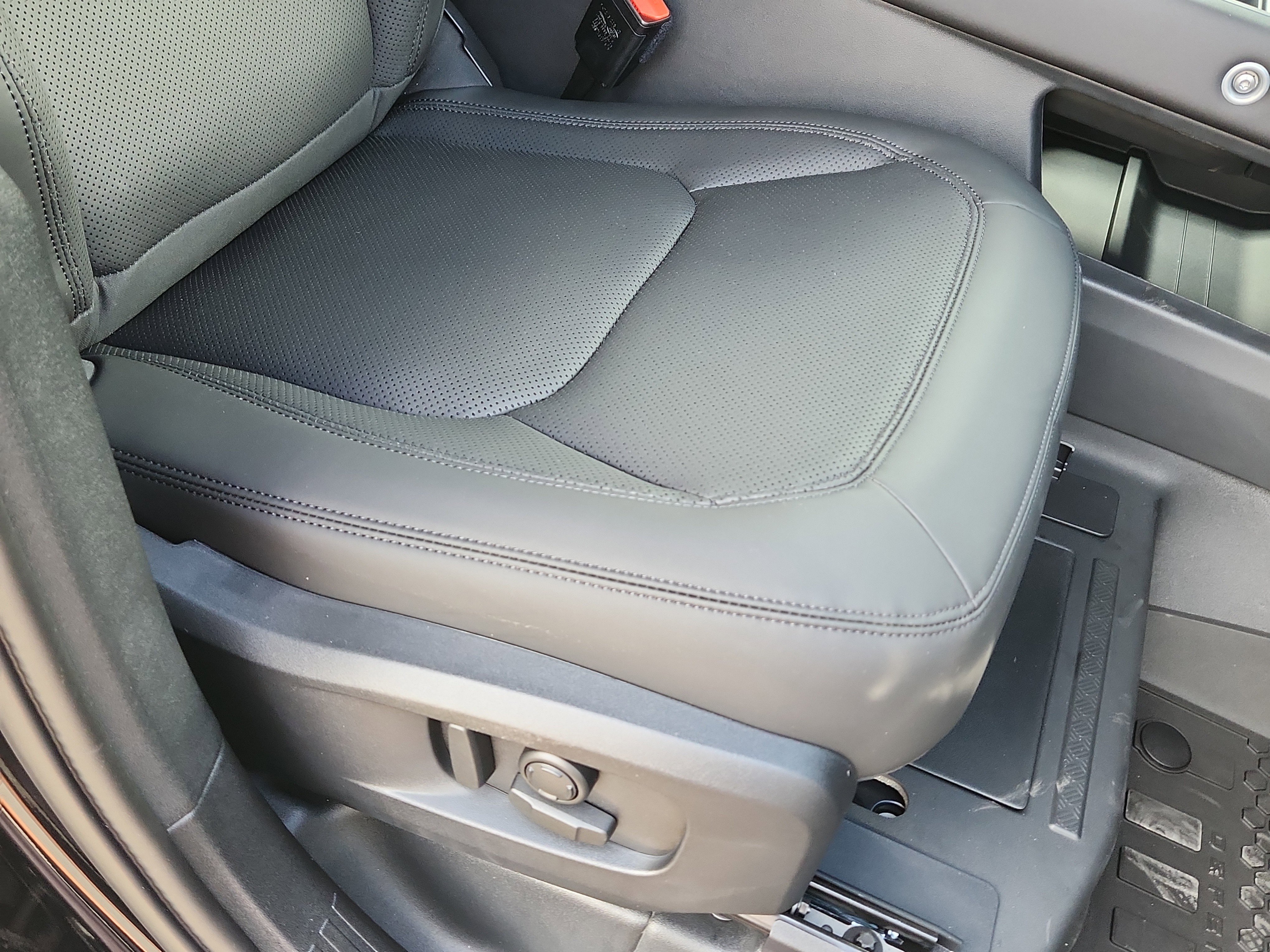 New 2026 Land Rover Defender 110 S image 18