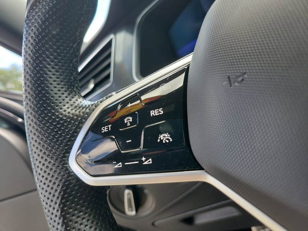 Used 2022 Volkswagen Tiguan SE R-Line image 25