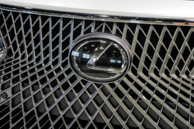 Used 2018 Lexus LS 500 w/ Accessory Package (Z1) RWD image 66