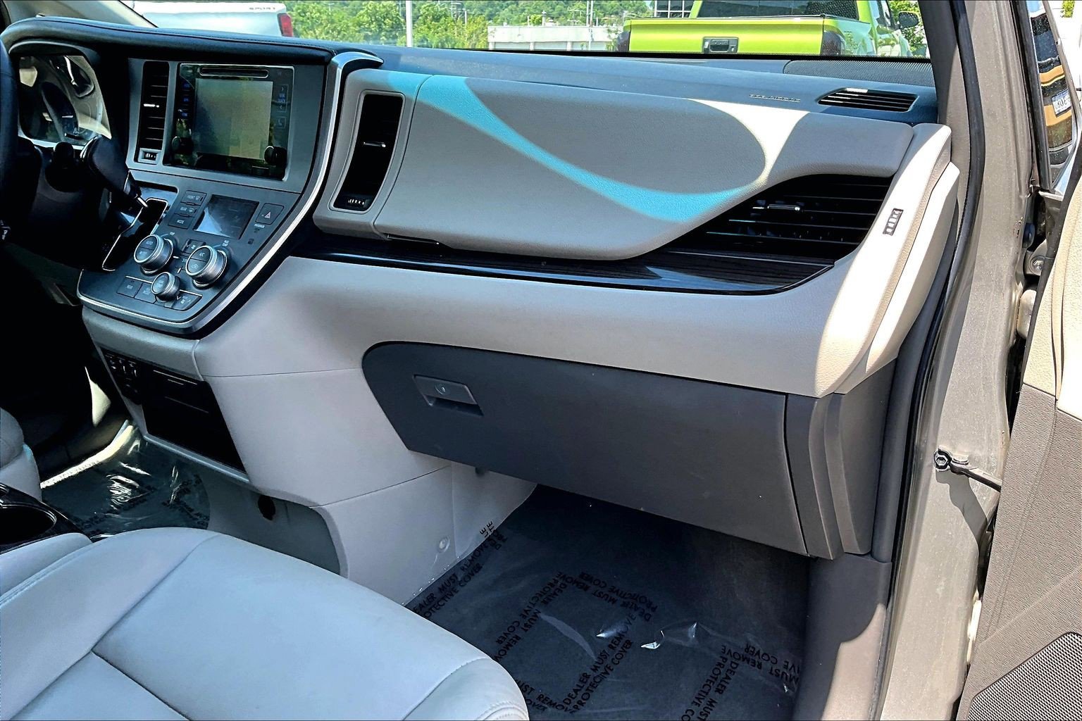 Used 2017 Toyota Sienna XLE FWD image 15
