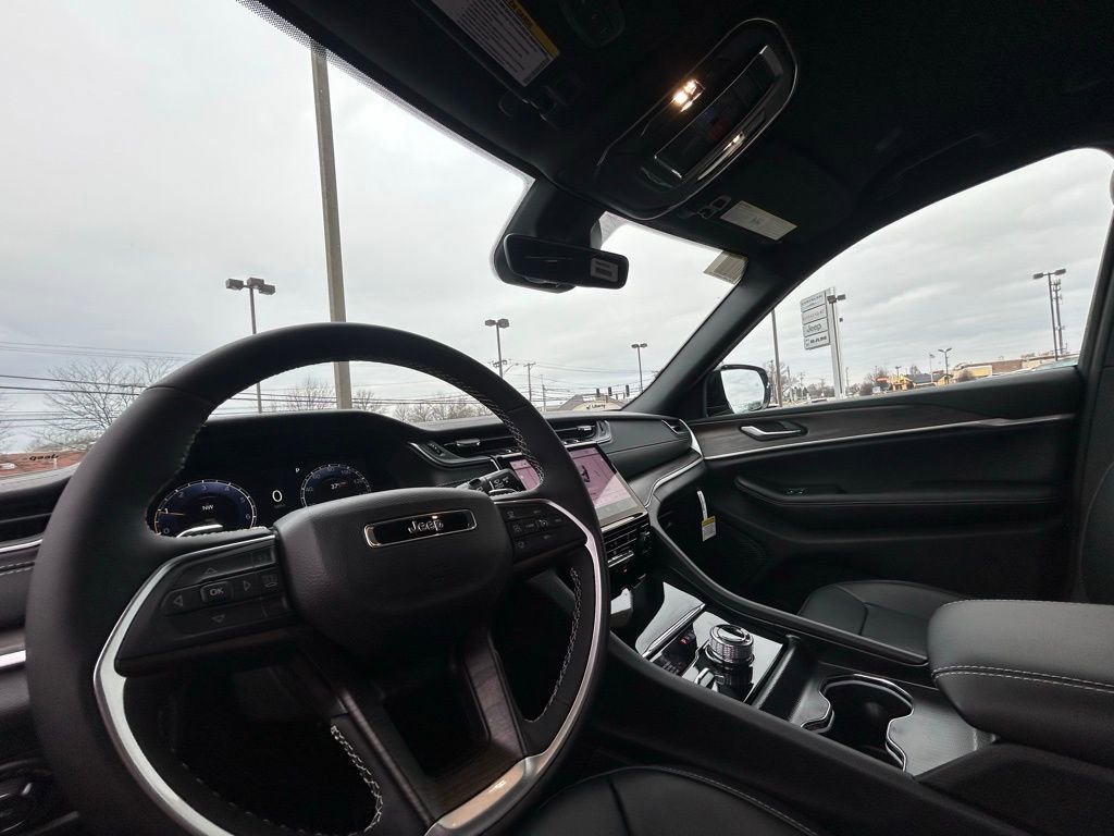 New 2025 Jeep Grand Cherokee Limited w/ Black Appearance Package image 16