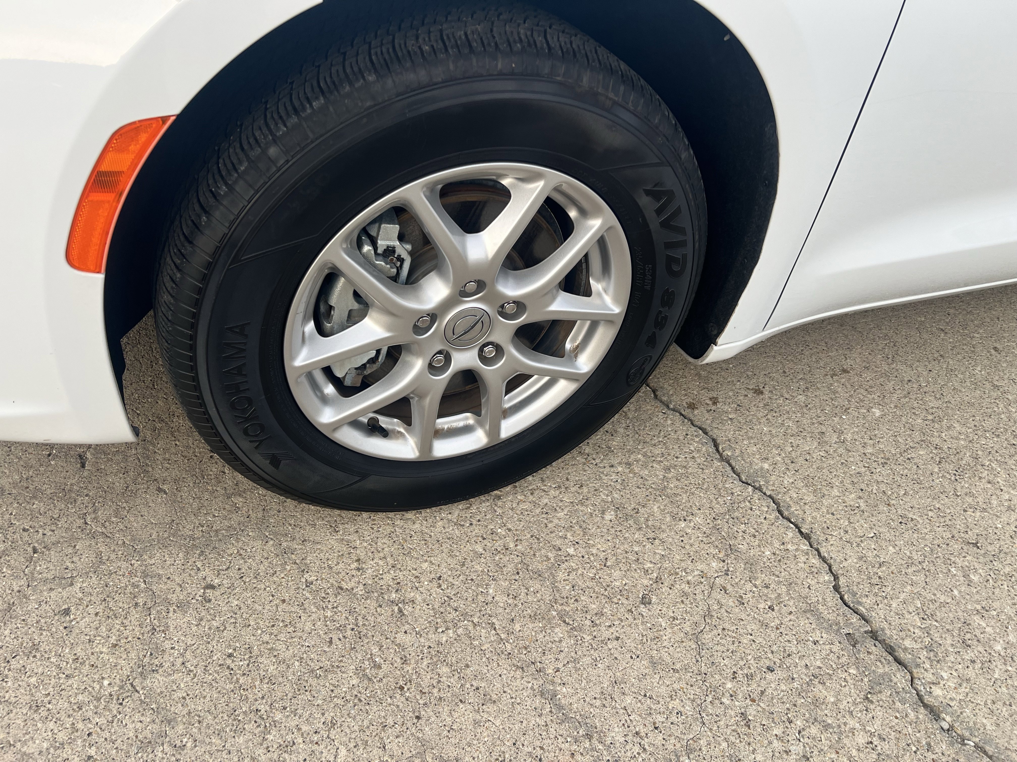 Used 2024 Chrysler Pacifica Touring-L image 2