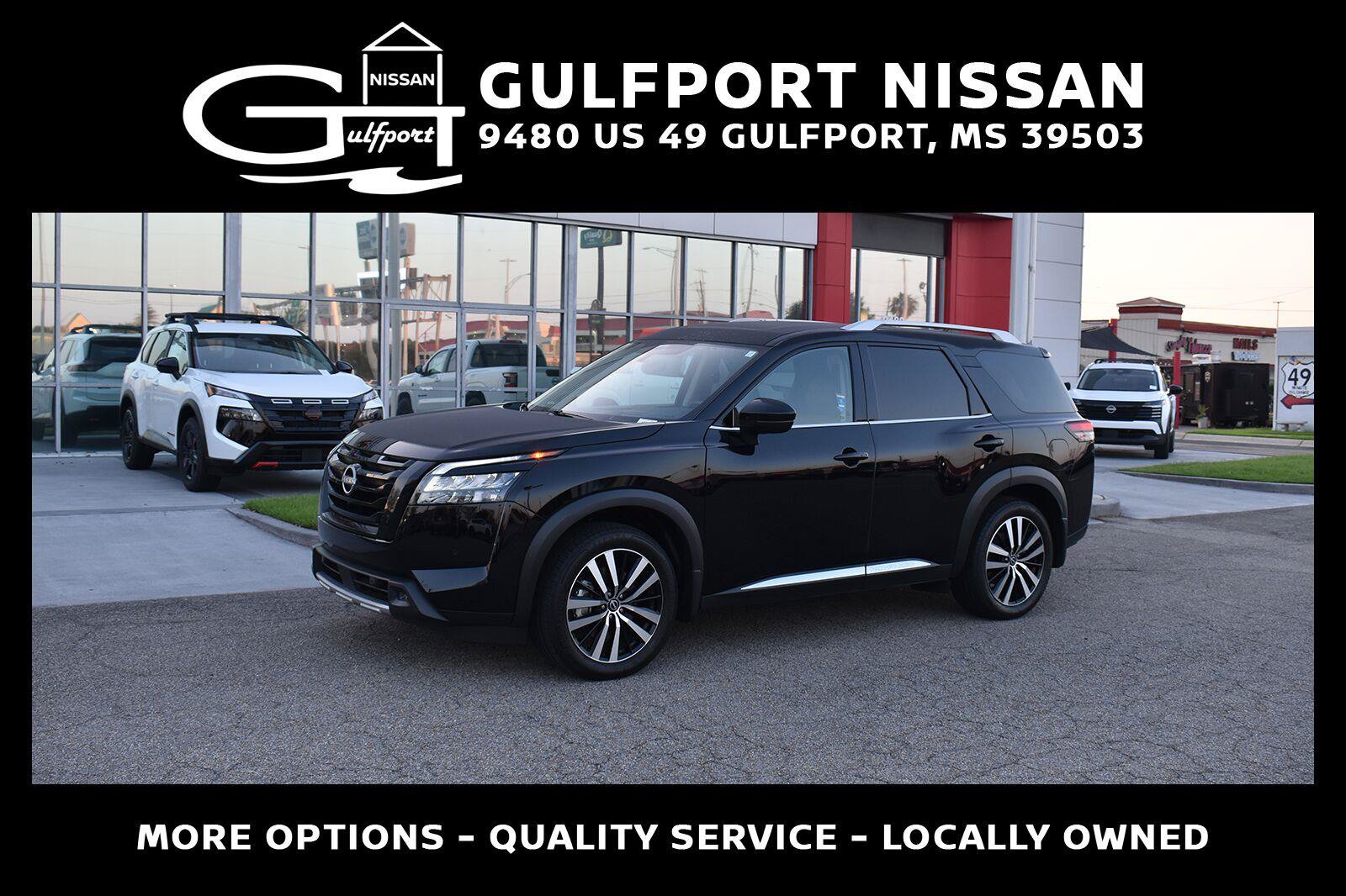 Used 2025 Nissan Pathfinder Platinum w/ Black Appearance Package FWD image 1