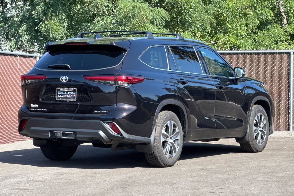 Used 2021 Toyota Highlander XLE AWD/4WD image 7