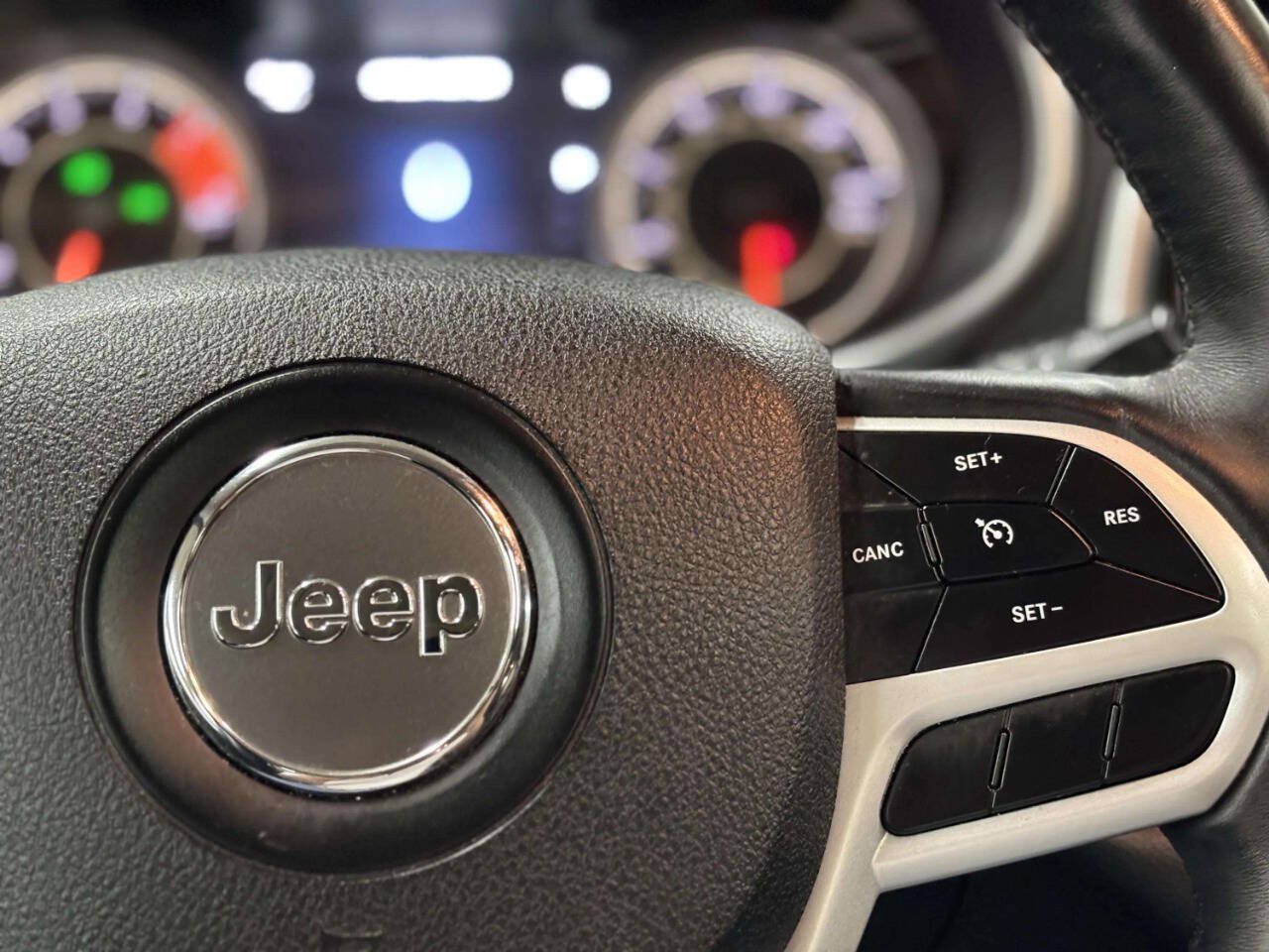 Used 2017 Jeep Cherokee Trailhawk AWD/4WD image 32