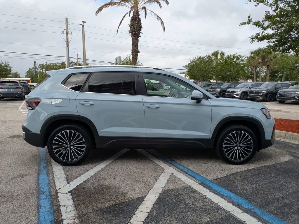 Certified 2025 Volkswagen Taos SE w/ Panoramic Sunroof Package image 7