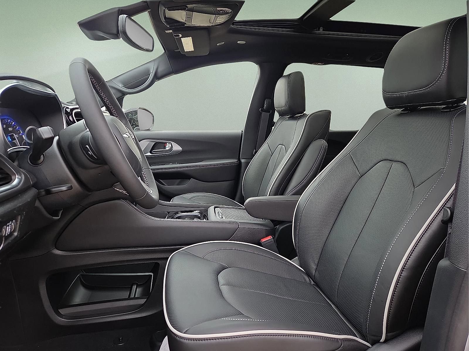 New 2026 Chrysler Pacifica Limited w/ Uconnect Theater Family Group image 15