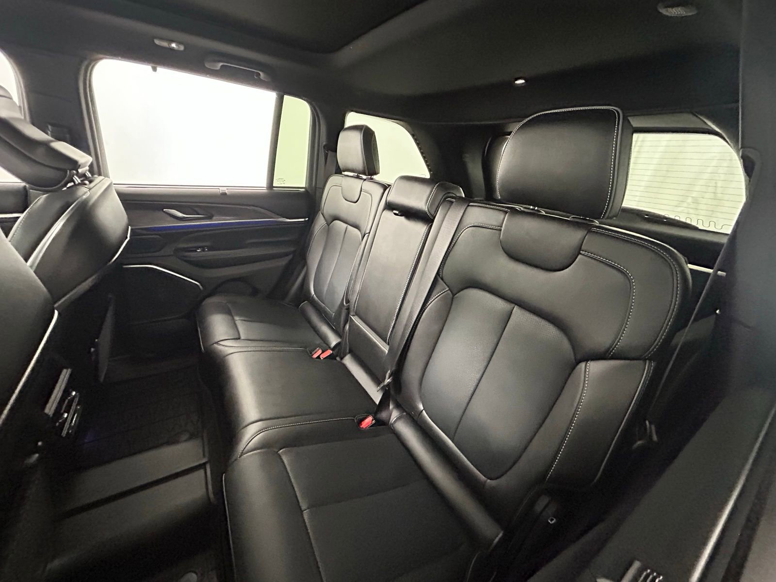 Used 2024 Jeep Grand Cherokee Overland w/ Adv Protech Group III image 34