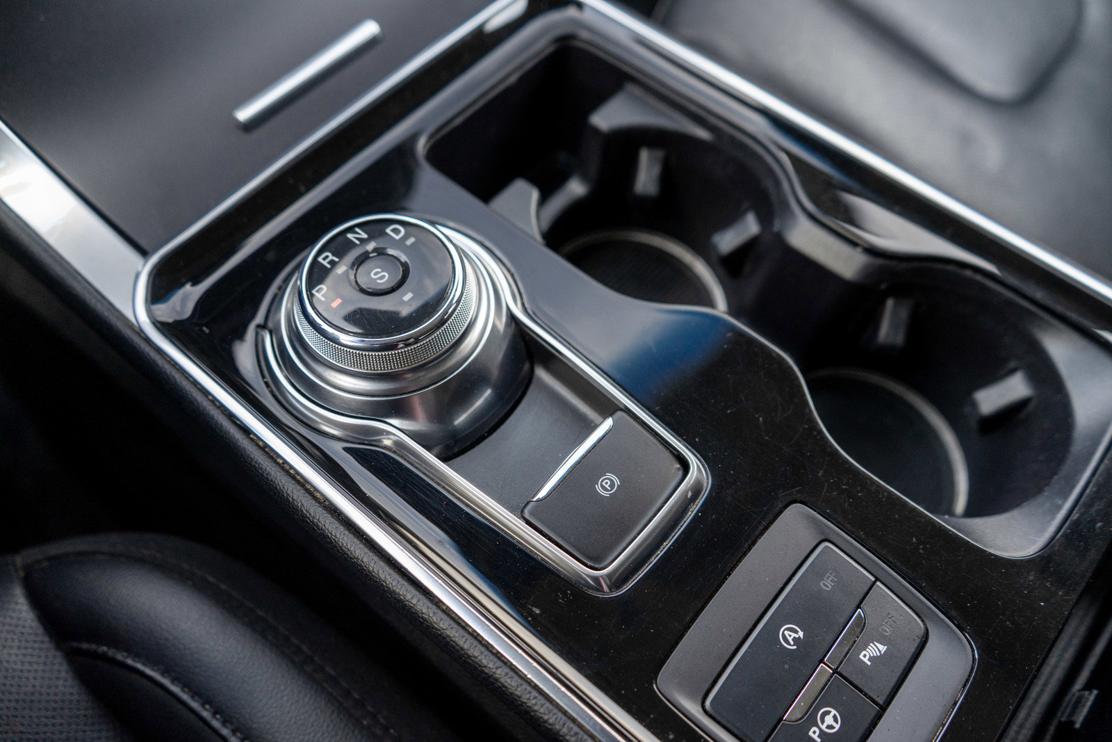 Used 2019 Ford Edge Titanium w/ Equipment Group 301A AWD/4WD image 22