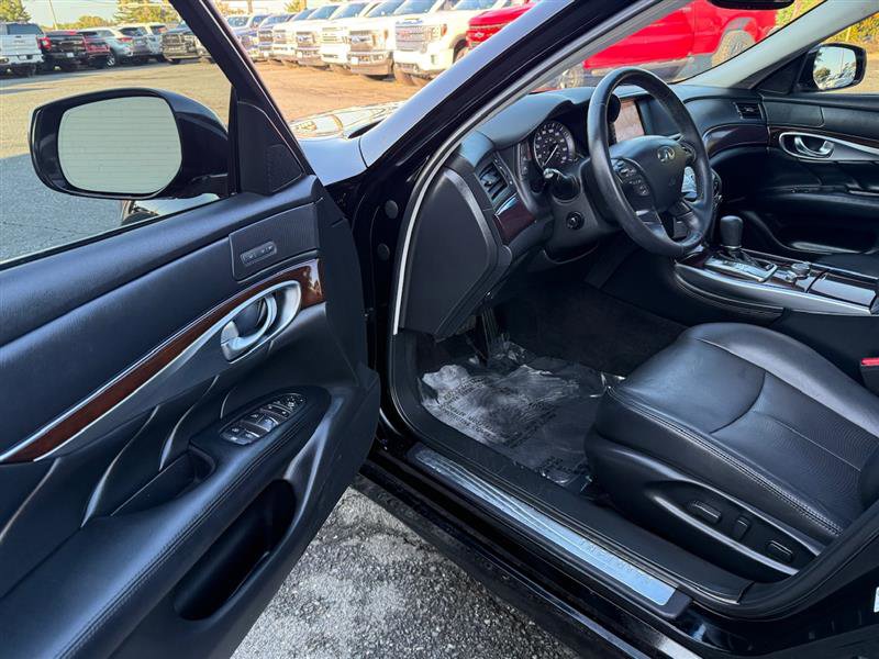 Used 2019 INFINITI Q70 Luxe image 29