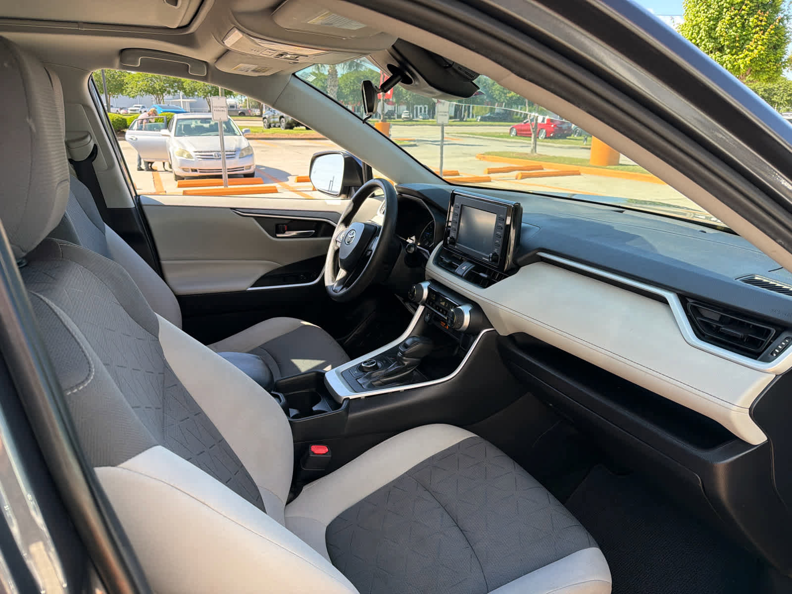 Used 2020 Toyota RAV4 XLE w/ Convenience Package image 23